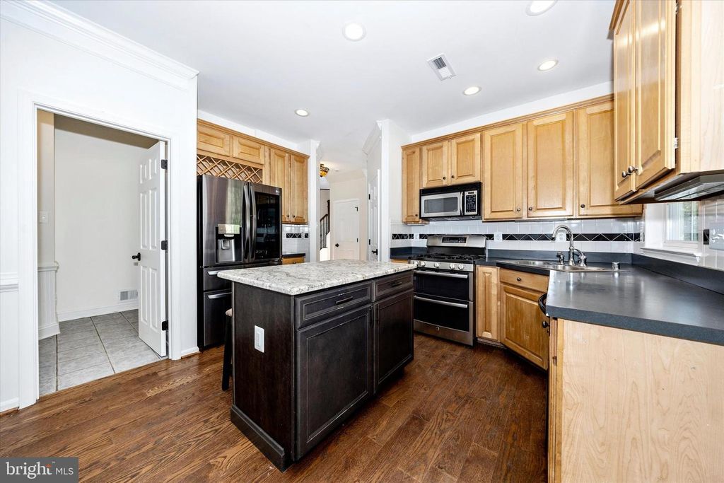 Image 10 of property listing at 803 APACHE CT, Frederick, MD 21701