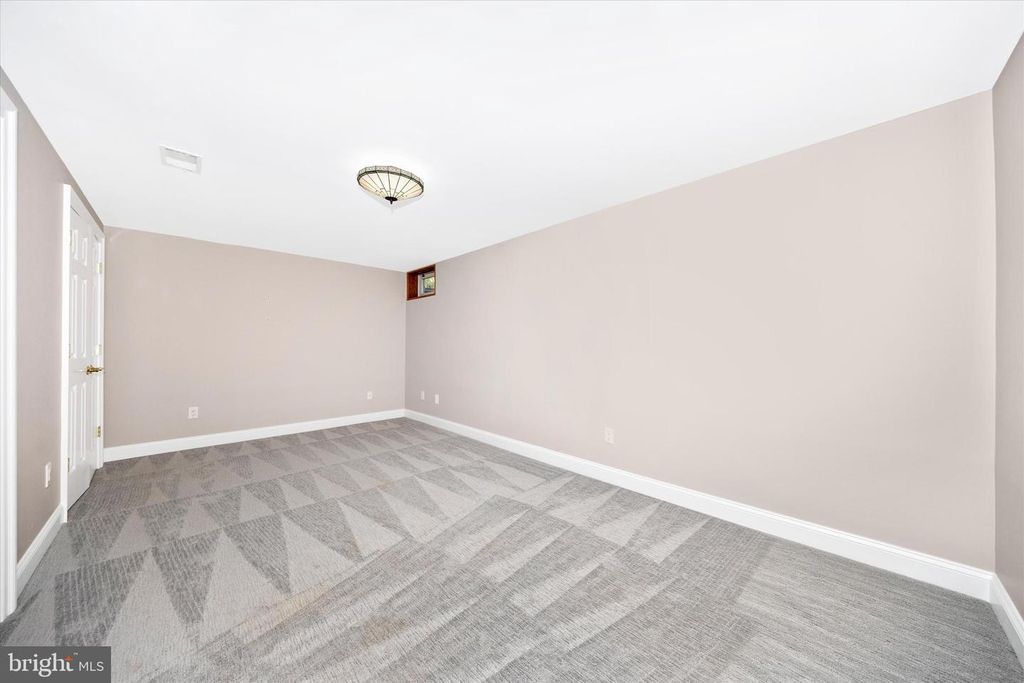 Image 31 of property listing at 803 APACHE CT, Frederick, MD 21701