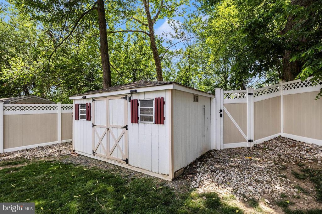 Image 40 of property listing at 803 APACHE CT, Frederick, MD 21701