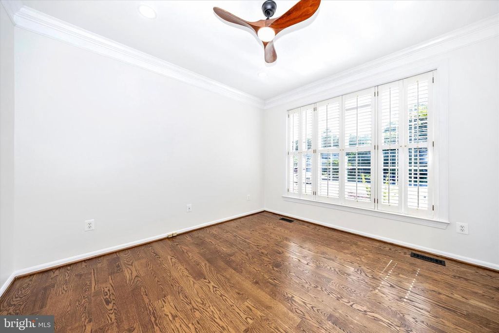 Image 5 of property listing at 803 APACHE CT, Frederick, MD 21701