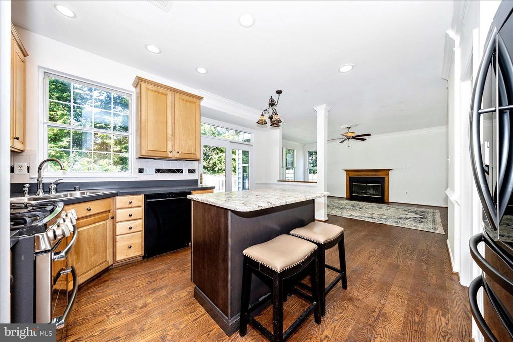 Image 8 of property listing at 803 APACHE CT, Frederick, MD 21701
