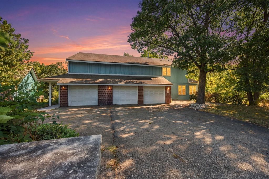 8031 Tierneys Woods Curve, Bloomington, MN 55438 — exterior