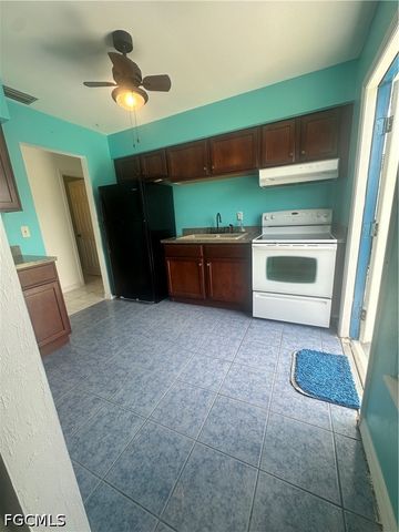 10 Tangerine CT, Lehigh Acres, FL 33936