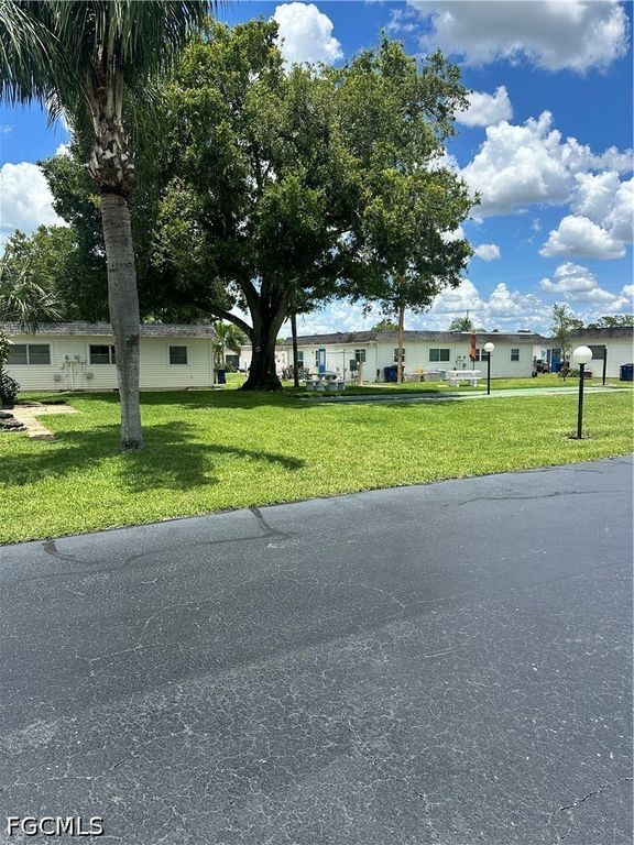 10 Tangerine CT, Lehigh Acres, FL 33936