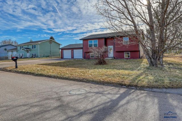 529 BLUEBIRD DR, Box Elder, SD 57719