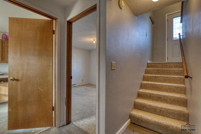 529 BLUEBIRD DR, Box Elder, SD 57719