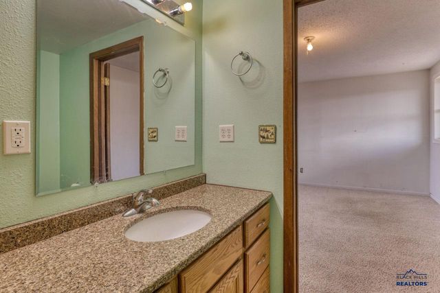 529 BLUEBIRD DR, Box Elder, SD 57719