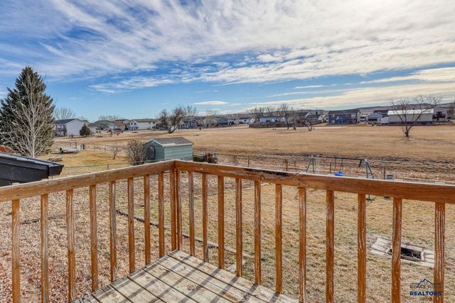 529 BLUEBIRD DR, Box Elder, SD 57719