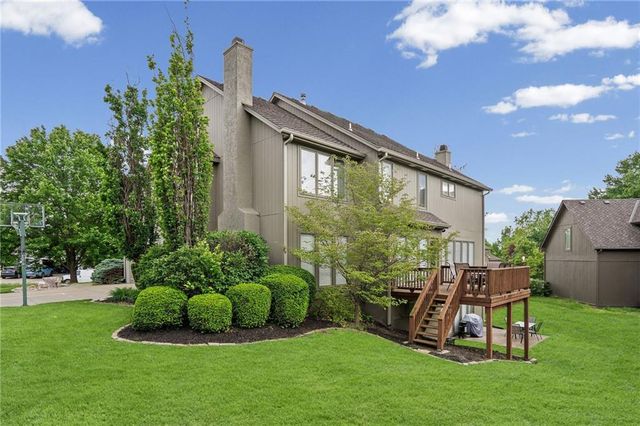 8011 Parkview Drive, Parkville, MO 64152