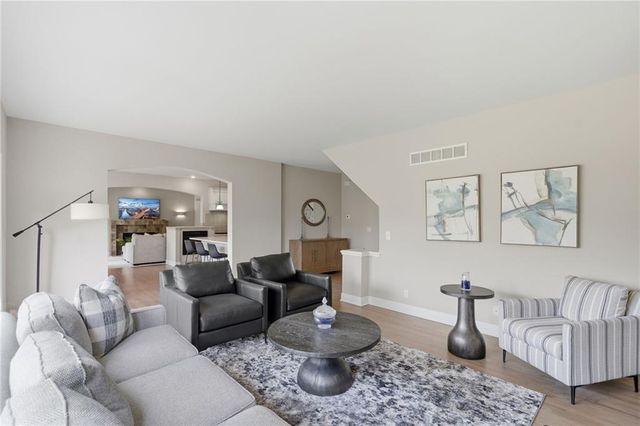 8011 Parkview Drive, Parkville, MO 64152