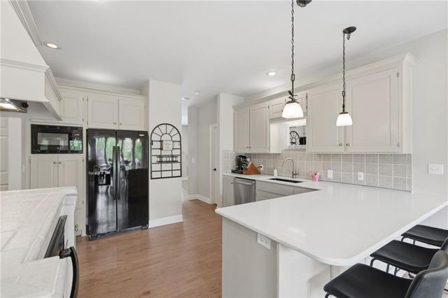 8011 Parkview Drive, Parkville, MO 64152