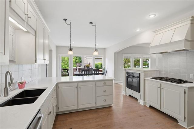 8011 Parkview Drive, Parkville, MO 64152