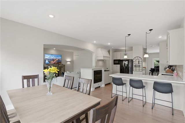 8011 Parkview Drive, Parkville, MO 64152