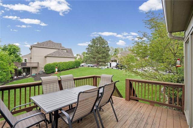 8011 Parkview Drive, Parkville, MO 64152