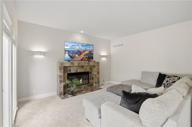 8011 Parkview Drive, Parkville, MO 64152