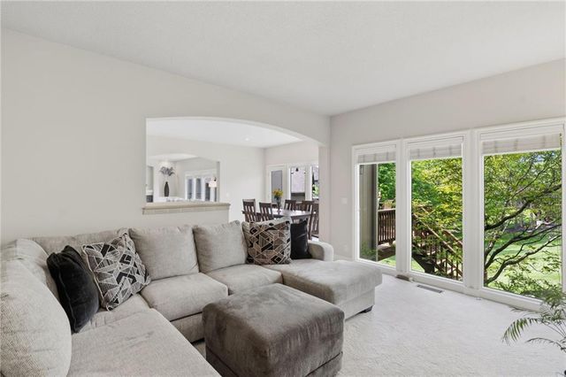 8011 Parkview Drive, Parkville, MO 64152