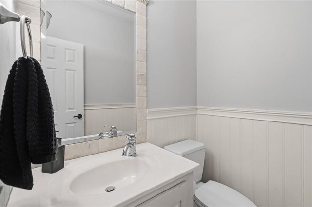 8011 Parkview Drive, Parkville, MO 64152