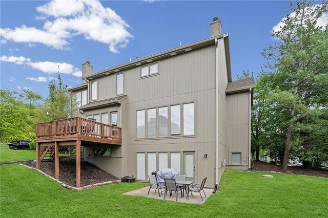 8011 Parkview Drive, Parkville, MO 64152
