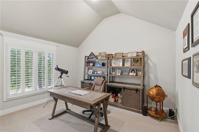 8011 Parkview Drive, Parkville, MO 64152
