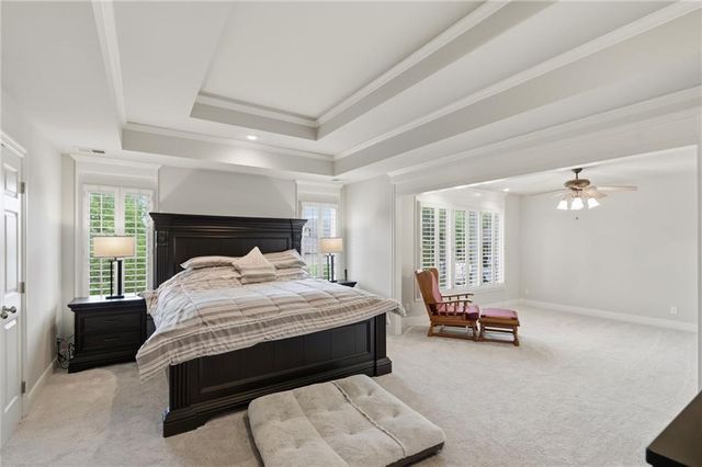 8011 Parkview Drive, Parkville, MO 64152