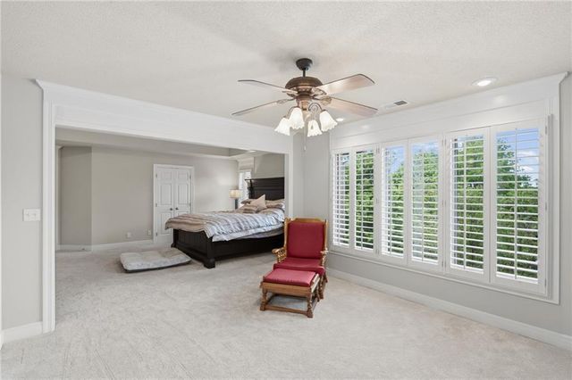 8011 Parkview Drive, Parkville, MO 64152
