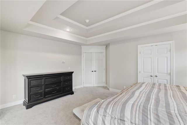 8011 Parkview Drive, Parkville, MO 64152