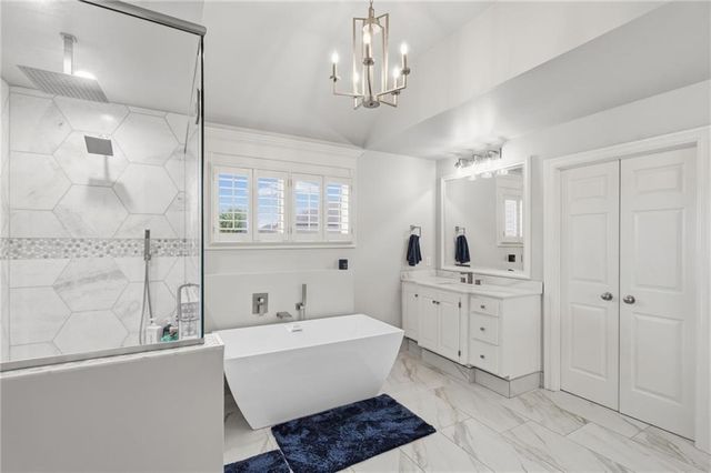 8011 Parkview Drive, Parkville, MO 64152