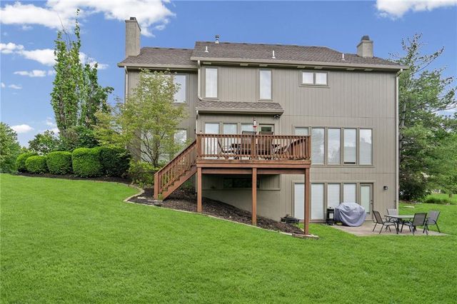 8011 Parkview Drive, Parkville, MO 64152