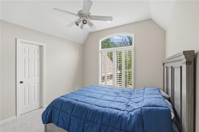 8011 Parkview Drive, Parkville, MO 64152