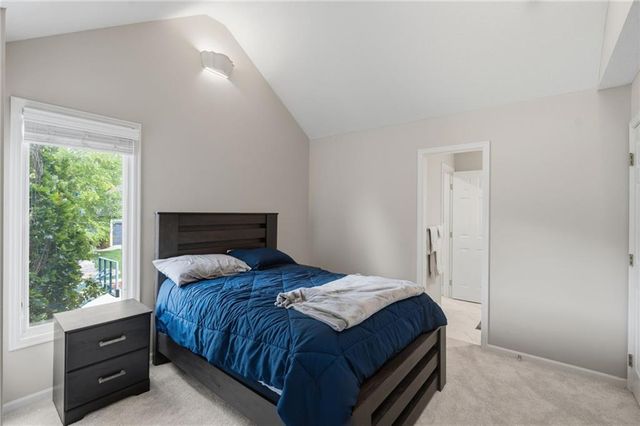 8011 Parkview Drive, Parkville, MO 64152