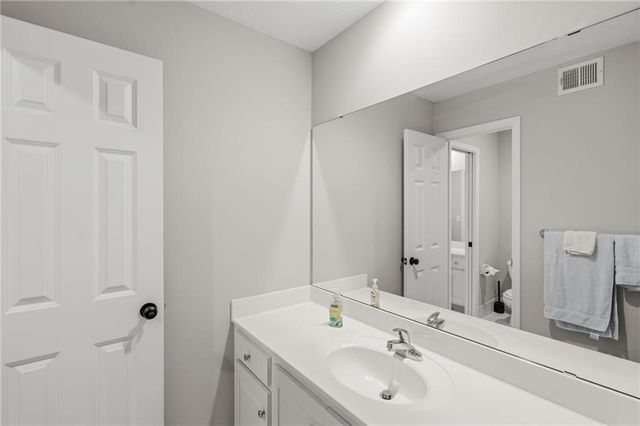 8011 Parkview Drive, Parkville, MO 64152