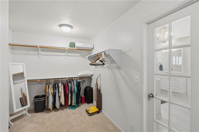 8011 Parkview Drive, Parkville, MO 64152