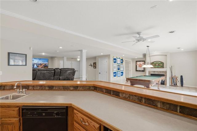 8011 Parkview Drive, Parkville, MO 64152