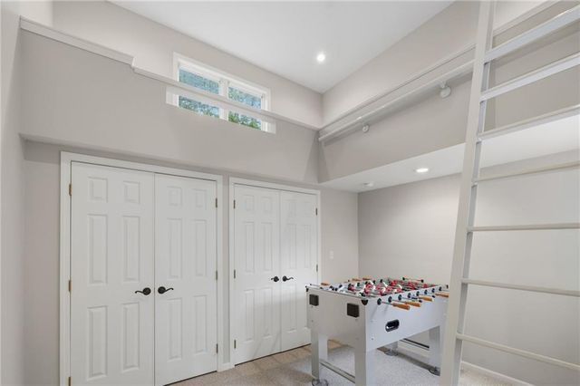 8011 Parkview Drive, Parkville, MO 64152