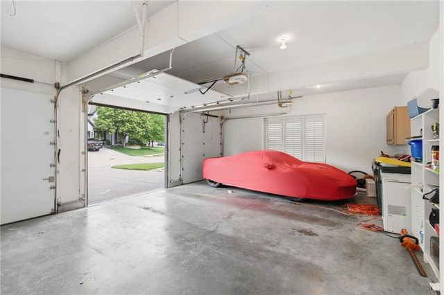 8011 Parkview Drive, Parkville, MO 64152