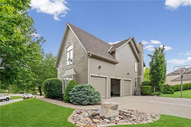 8011 Parkview Drive, Parkville, MO 64152