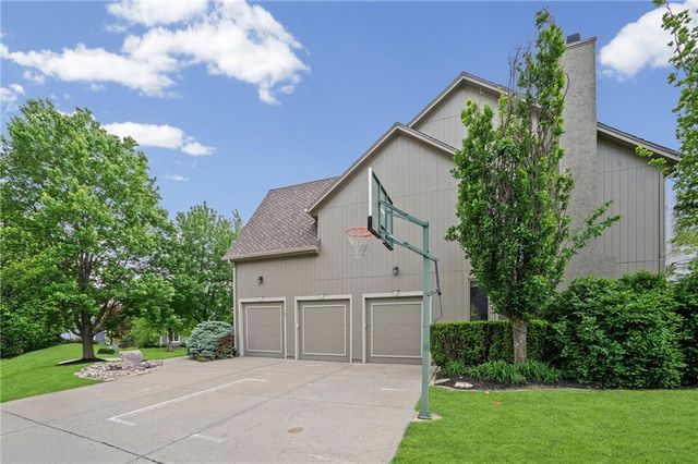 8011 Parkview Drive, Parkville, MO 64152