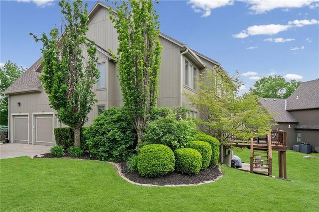 8011 Parkview Drive, Parkville, MO 64152