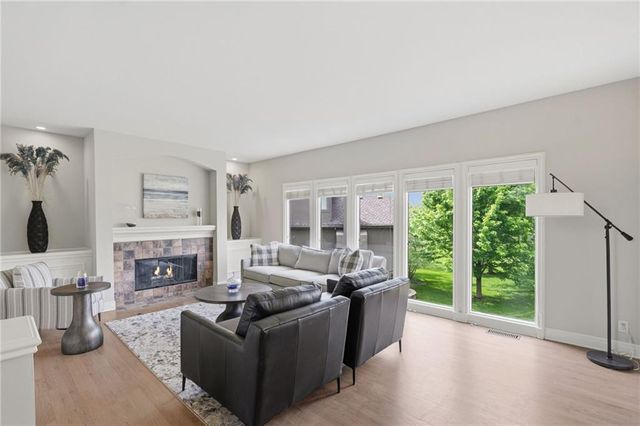 8011 Parkview Drive, Parkville, MO 64152