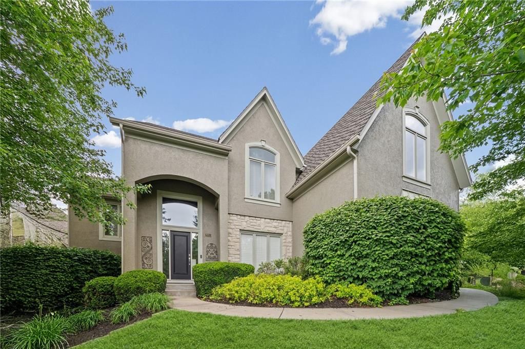 8011 Parkview Drive, Parkville, MO 64152