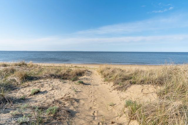 9 Hegel Place, Middletown, NJ 07748
