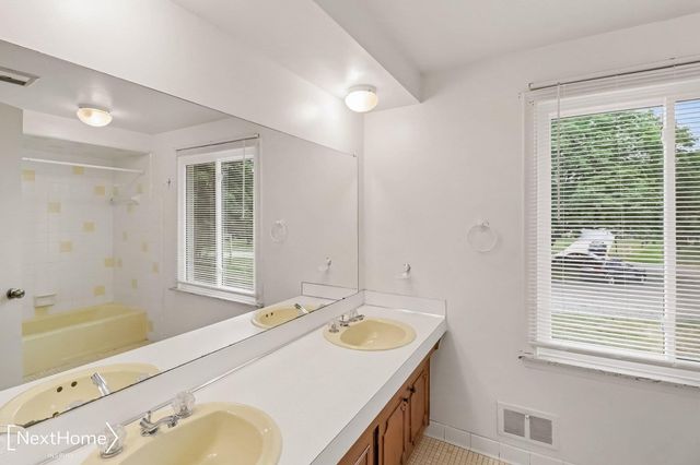12763 Grace Ct Court, Grand Blanc, MI 48439