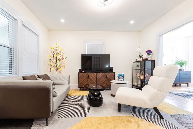78 Arnold St, Quincy, MA 02169