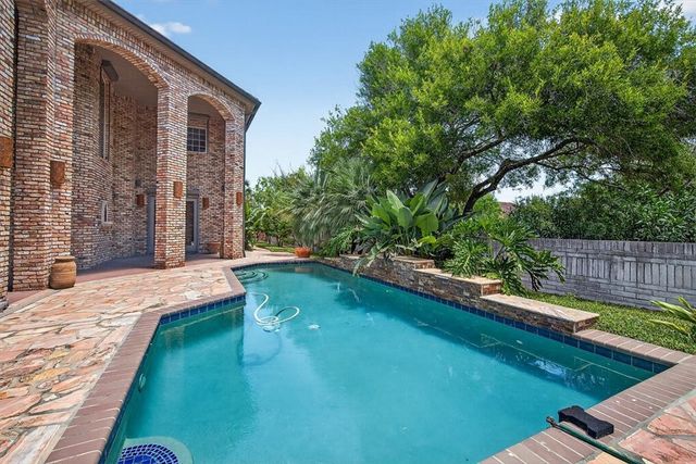 4811 Ocean Dr, Corpus Christi, TX 78412