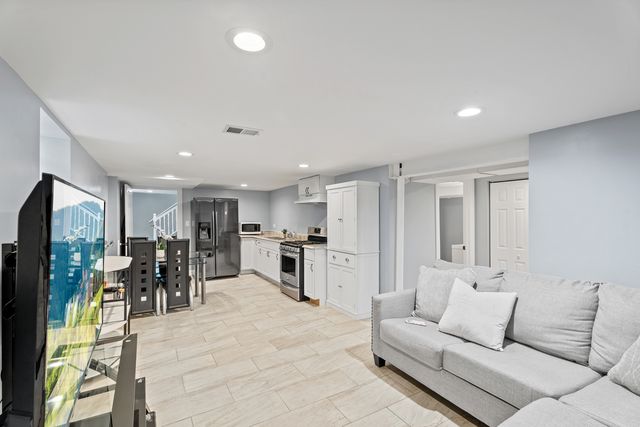 9528 S Manistee Avenue, Chicago, IL 60617