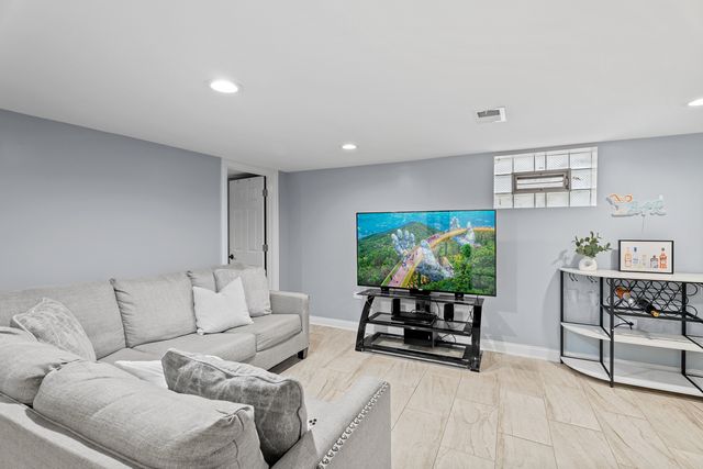 9528 S Manistee Avenue, Chicago, IL 60617