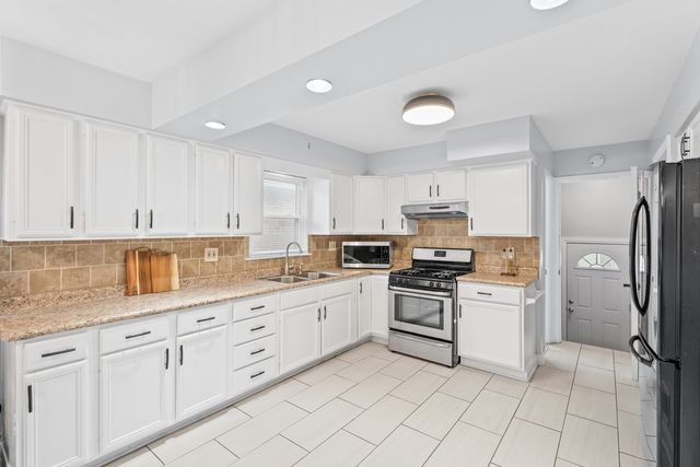9528 S Manistee Avenue, Chicago, IL 60617