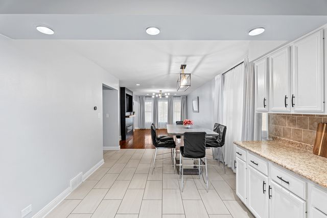 9528 S Manistee Avenue, Chicago, IL 60617