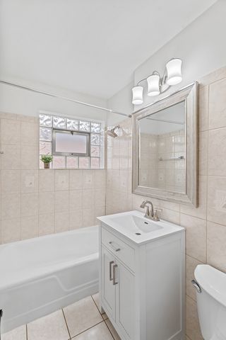 9528 S Manistee Avenue, Chicago, IL 60617