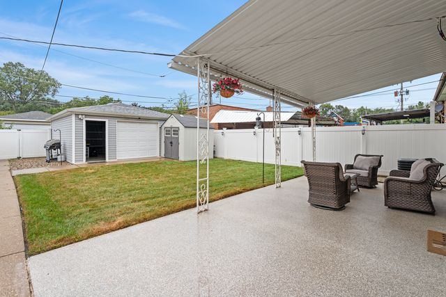 9528 S Manistee Avenue, Chicago, IL 60617